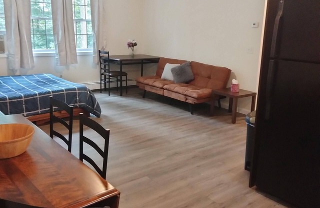 Adorable 1 bedroom with off street parking.