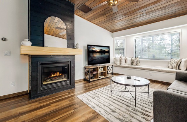 Adorable 1 BR Guest Suite w/ Fireplace & Patio