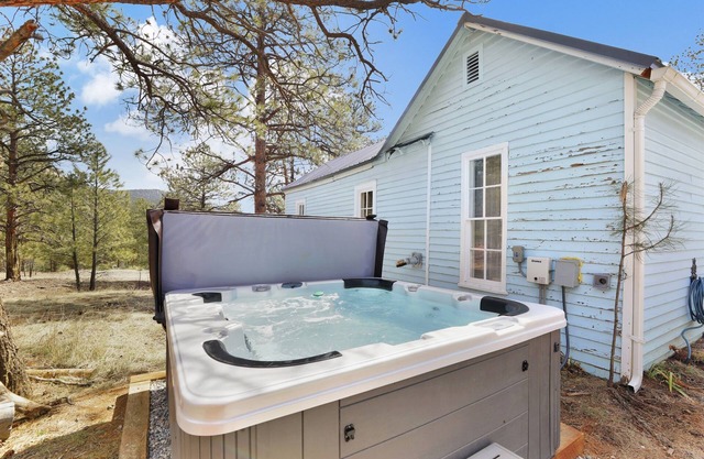 Adorable 1898 Cottage with Hot Tub | Dog Friendly