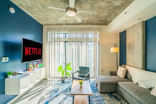 Adorable 1BD - Central Downtown - Gym, Pool, Parking