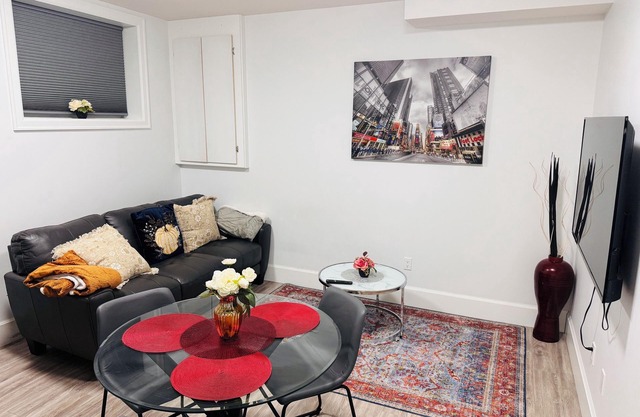 Adorable 2 Bd Suite