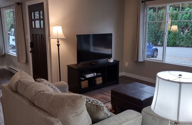 Adorable 2 bedroom duplex/home 2 blocks from lake. Close to everything in the NW