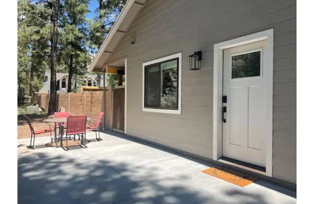 Adorable 2 bedroom guesthouse in the pines