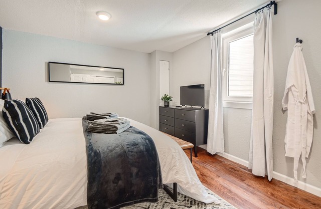 Adorable 2 bedroom modern suite