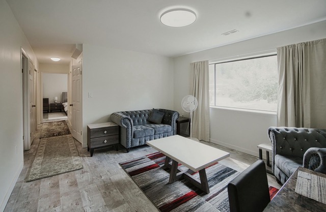 Adorable 2 bedroom suite with free parking