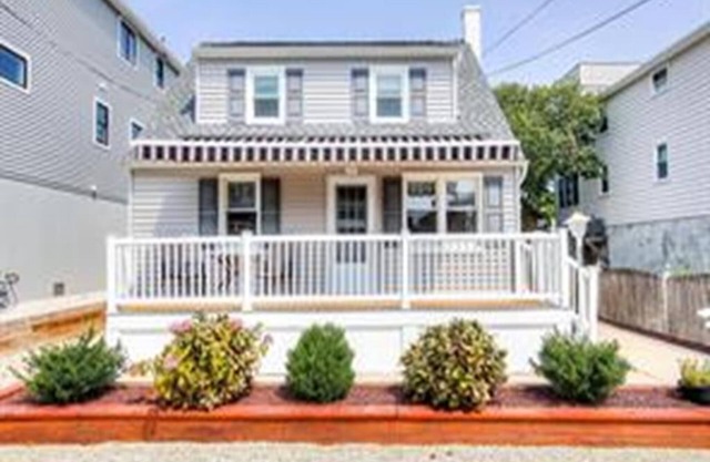 Adorable 2 bedroom second floor duplex in Ship Bottom, short walk to the beach.