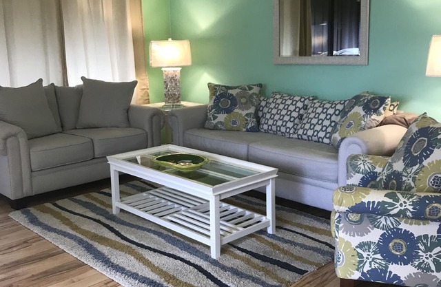 ENTZÜCKENDE 2BR / 2BA-WOHNUNG IN SICHERER, RUHIGER RESORT-EINSTELLUNG
