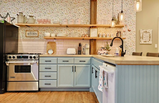 Adorable 3- Bedroom Country-Side retreat w/Hot Tub