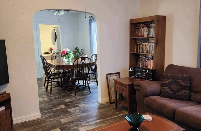 Adorable 3 bedroom home, direct access to Trails and Lake.