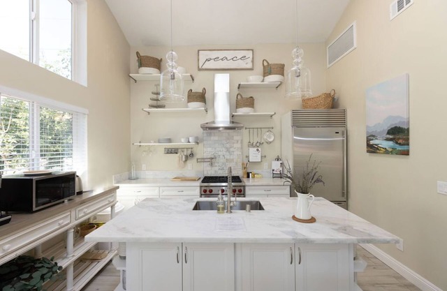 Adorable 4 Bedroom Guest House wPool + Jacuzzi