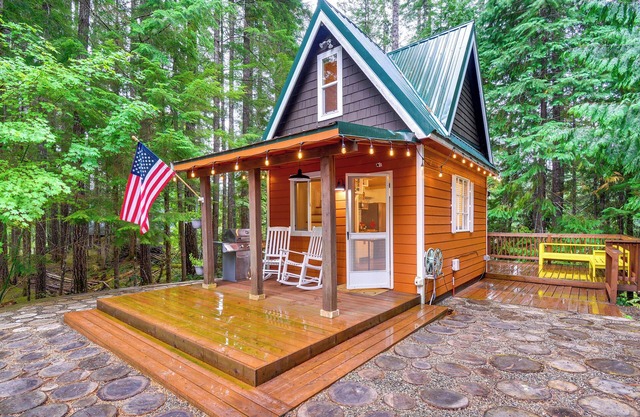 Adorable A-Frame Cabin, Steps to Lake Cushman!