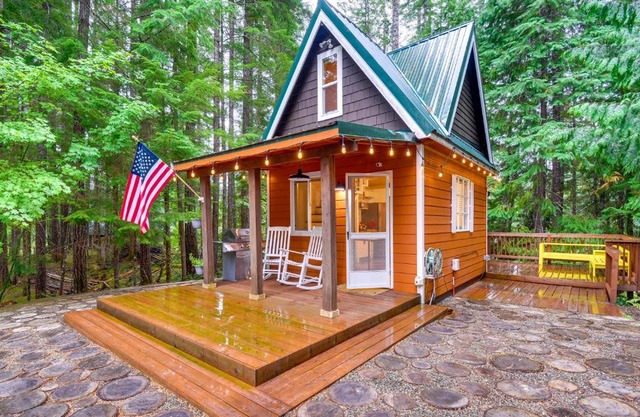 Adorable A-Frame Cabin, Steps to Lake Cushman!