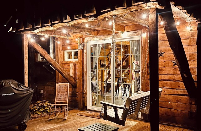 Adorable Adirondack Cabin - PRIME Location - Close to it All!