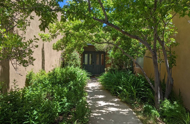 Adorable Adobe Taos - excellent location!