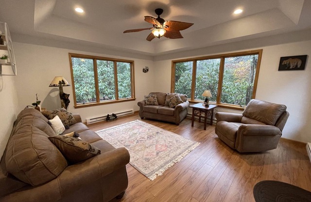 Adorable and affordable! Bright and cozy pocono pines home, close to camelback!