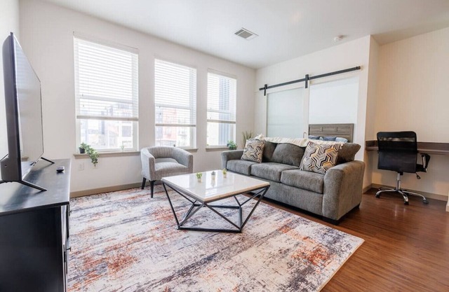 Adorable Apt w/ Private Desk