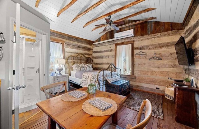 Adorable Augusta Cabin by StayLage
