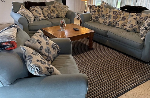 Adorable beach house close to private beach & walking distance to shops &marinas