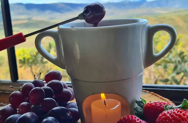 Adorable bungalow with fireplace and mountain views!!