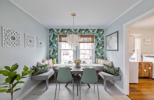 Renovated bungalow with arcade room only 1/2 mile to beach!