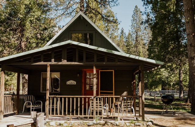 Adorable cabin located in Trinity Alps on Coffee Creek