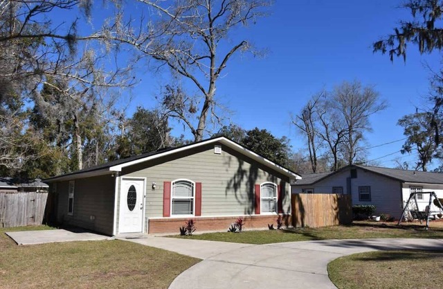Adorable coastal home right downtown!