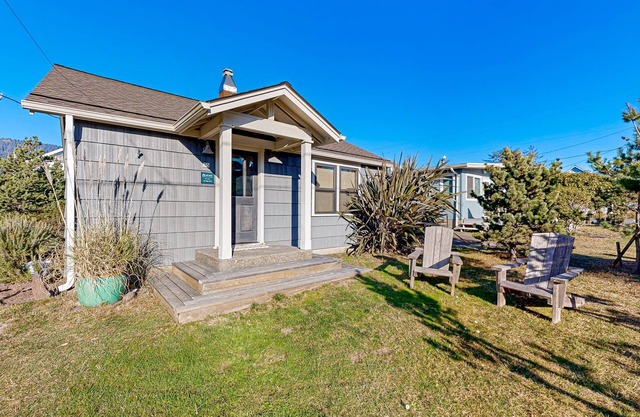 Adorable coastal home near the beach & downtown with deck & private washer/dryer
