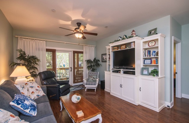 Adorable Condo w/ Golf Course Views; Gated Community & Easy Beach Access: Amenities for Fee