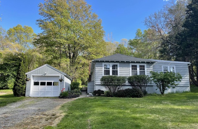 Adorable Cottage close to Beaches and Town
