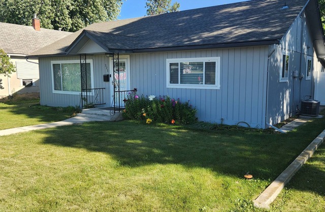 Adorable Cottage Home in downtown Meridian! 5 minute walk to town and amenities