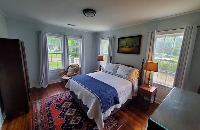 Adorable cottage nestled in Canton historic district