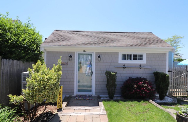 Adorable cottage - Walk to Private Beach on Nantucket Sound!