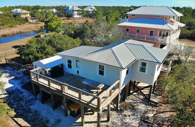 Adorable cottage w/ Beach Access