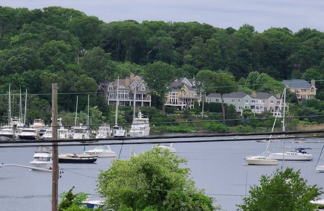 Adorable Cottage with Water Views, Across the street from Prime & other eateries
