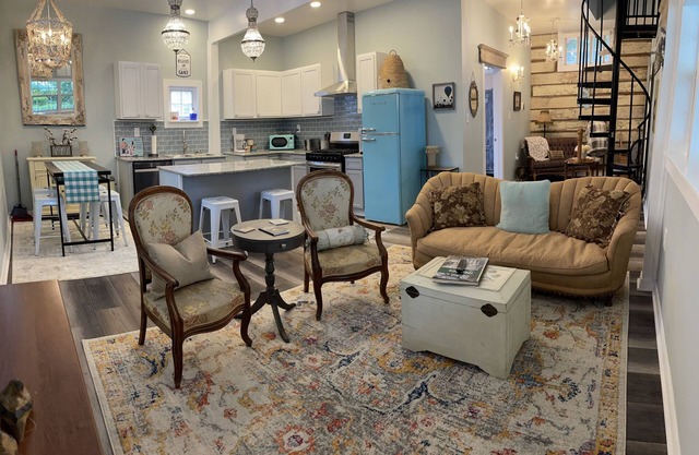 Adorable Downtown Carriage House Cottage