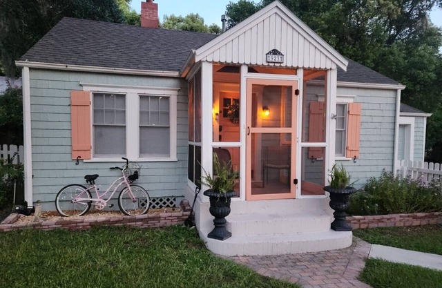 ADorable Downtown Mount Dora Cottage with Fenced Yard for your pet