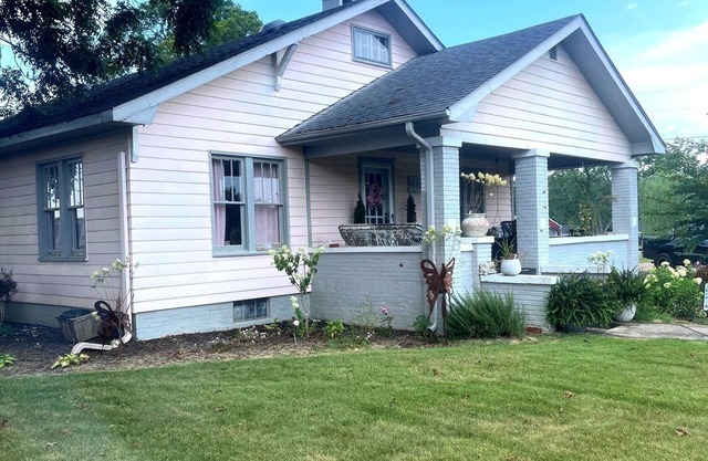 Adorable Farmhouse Conveniently Located to Athens/Madison/Huntsville/Decatur