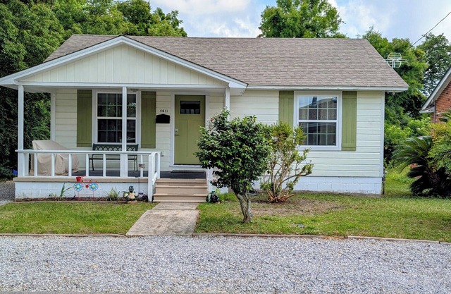 Adorable Fully Remodeled Home Walk To The Beach