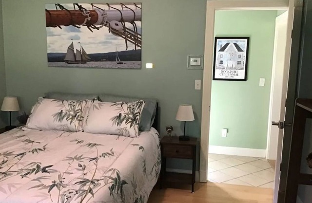 Adorable Garden Bedroom, mini kitchen, parking