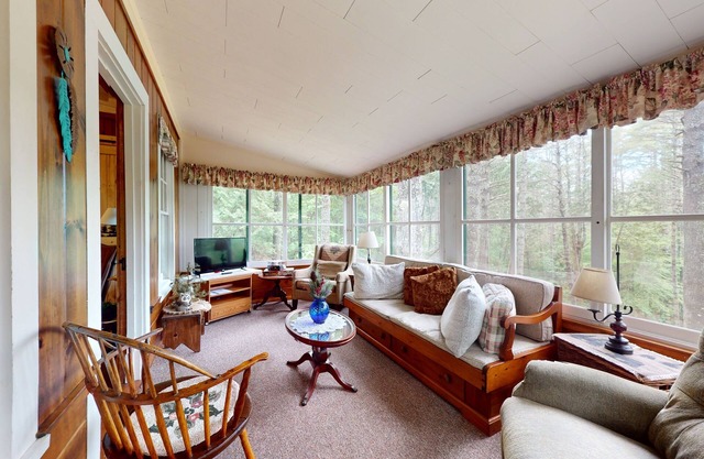 Adorable getaway tucked in the woods with lake access, WiFi, grill & W/D