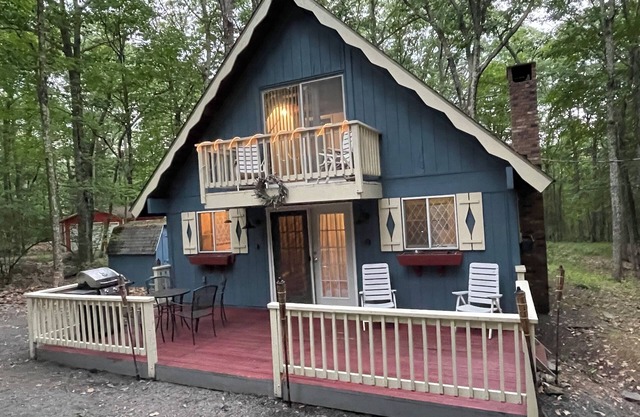 Adorable Gingerbread Style cabin in gorgeous amenity filled lake/pool community