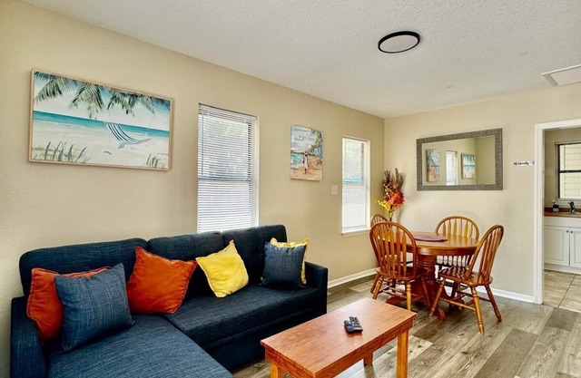 Adorable guest house 5 miles from the beach!