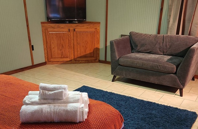 Adorable Guest House with a Pool - 10 minutes from both major hops