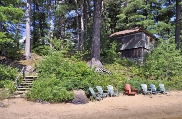 Entzückendes historisches Adirondack-Seeseiten-Häuschen auf Long Lake