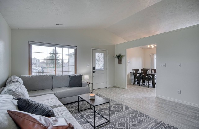 Adorable home for everyone with WiFi, AC, and a fully fenced yard