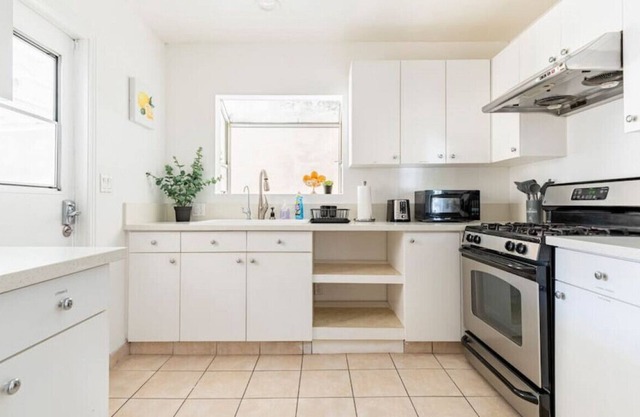 Adorable Home Near LA: Exquisite 3-BR Haven with Royal Beds, Dual Baths, AC, Lightning-Fast Wi-Fi, Epicurean Kitchen, and Your Own Parking.