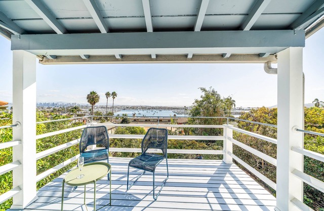 Entzückendes Haus mit viel Platz und atemberaubendem Blick auf die Stadt und das Meer!
