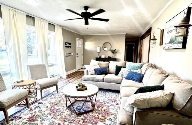 Adorable house just minutes from campus! Private Parking