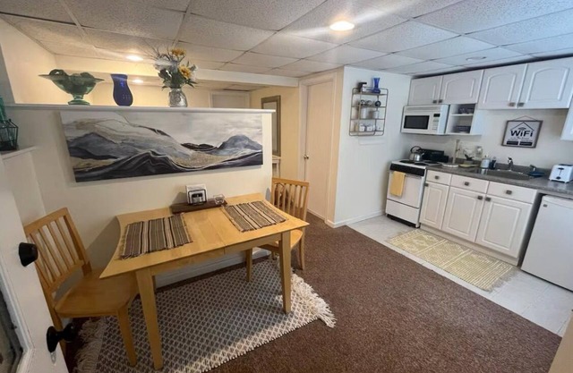 Adorable in-law studio w/private entrance-Minutes to downtown, 5 miles to beach!