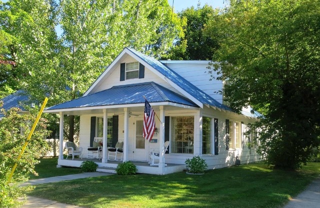 The Lake Street Cottage ~ Spaziergang in die Stadt ~ Fahrräder inklusive!